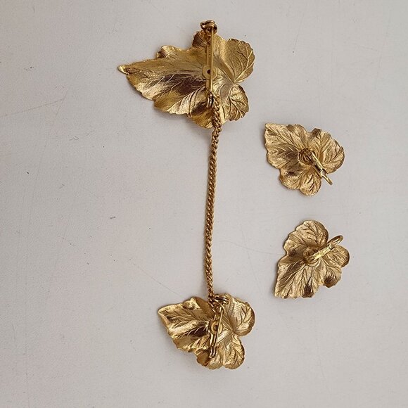 Vintage Sarah Coventry Gold Leaf Sweater Clip & Earrings Set Classic Fall Style - Picture 2 of 8